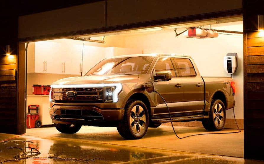  La pick-up eléctrica Ford F-150 Lightning incluye la un adaptador para cargar desde ella cualquier coche eléctrico de Tesla. 