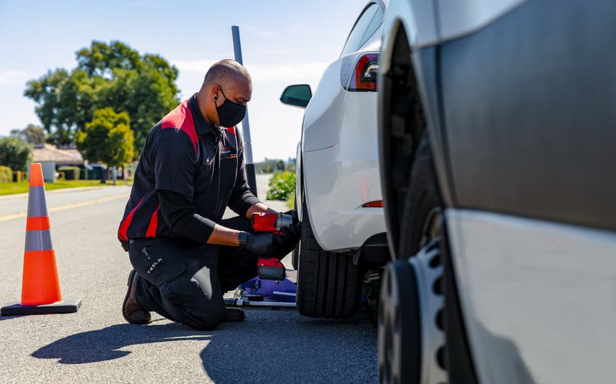  Centros más grandes y especializados y más mano de obra: el plan de Tesla para mejorar sus talleres 