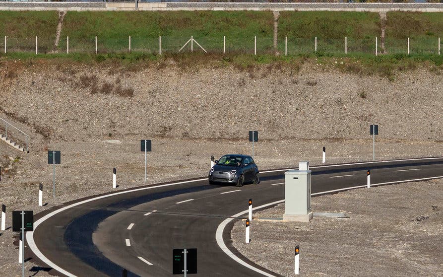  Un Fiat 500e equipado con el sistema DWPT puede desplazarse a velocidades normales de autopista sin consumir la energía almacenada en su batería. 