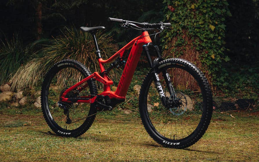  Devinci renueva las bicicletas eléctricas e-Troy y e-Spartan con más batería, nueva amortiguación y nueva geometría del cuadro. 