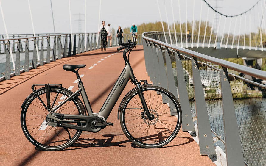  La bicicleta eléctrica QWIC Premium i Auto será la que estrene el nuevo sistema de motor y transmisión integrados de Bafang y Enviolo, con el objetivo de "sacar a la gente de los coches y subirlos a la bicicleta". 