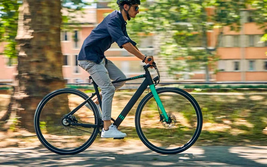  La bicicleta eléctrica Tenway CGO600 elimina lo superfluo para centrarse en ser un vehículo ideal para la ciudad: peso ligero, asistencia al pedaleo natural, ergonomía y precio razonable. 