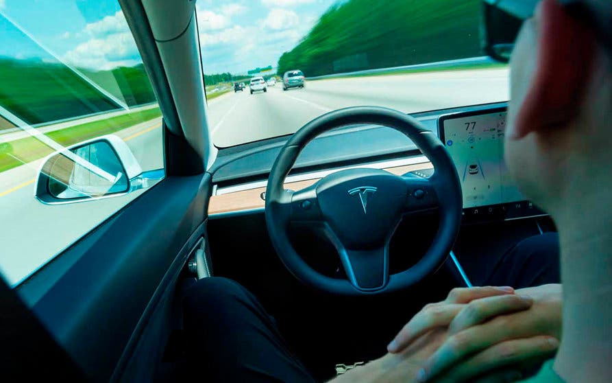  Tesla presenta una patente para incorporar un radar al Autopilot, después de que Elon Musk haya reiterado varias veces que las cámaras de alta resolución son más efectivas para mapear el entorno que los radares. 