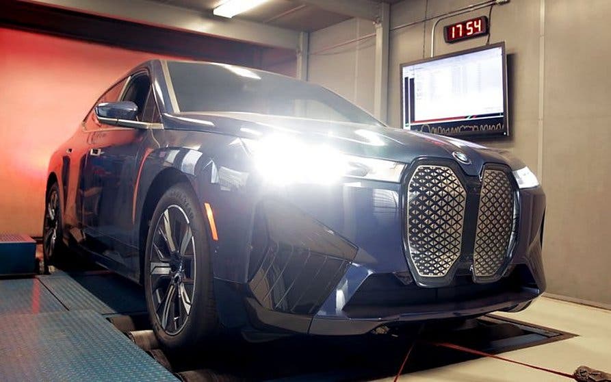  Este BMW iX probará una batería con doble química para alcanzar 1.000 km de autonomía 