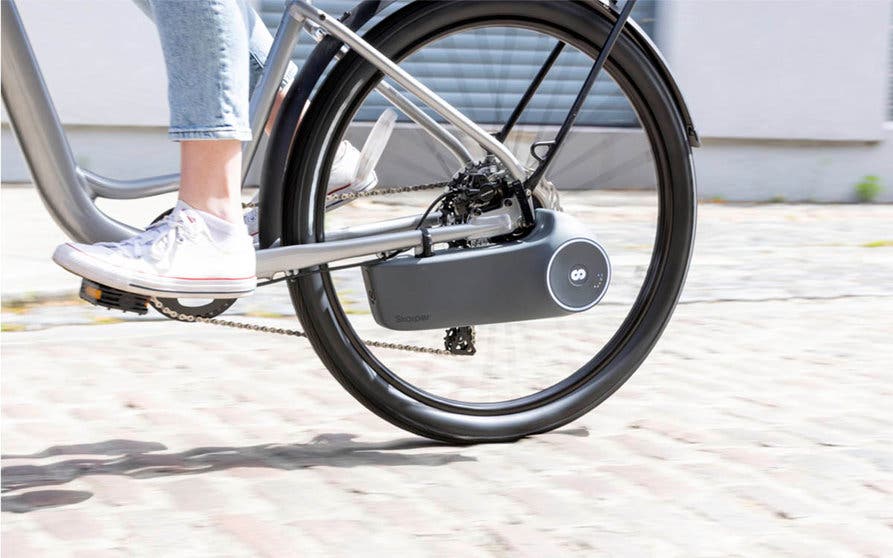 El kit de conversión para bicicletas eléctricas de Skarper se ajusta sobre la vaina trasera y utiliza el disco de freno de la rueda trasera para asistir al pedaleo del ciclista. 