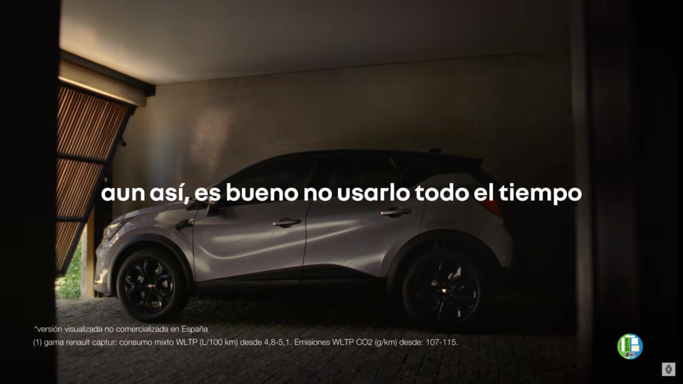  Renault sorprende con la última campaña comercial del Captur híbrido enchufable. 