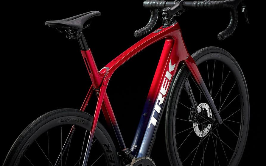  La bicicleta eléctrica Trek Domane+ LT 7 cuenta con una tecnología de amortiguación que aprovecha las propiedades de la fibra de carbono con la que está fabricado su cuadro. 
