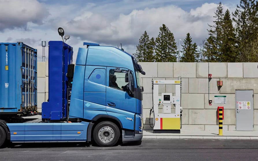  Volvo Trucks presenta sus camiones eléctricos alimentados por celdas de combustible de hidrógeno, una tecnología que en el futuro complementará a las baterías y al biogás. 