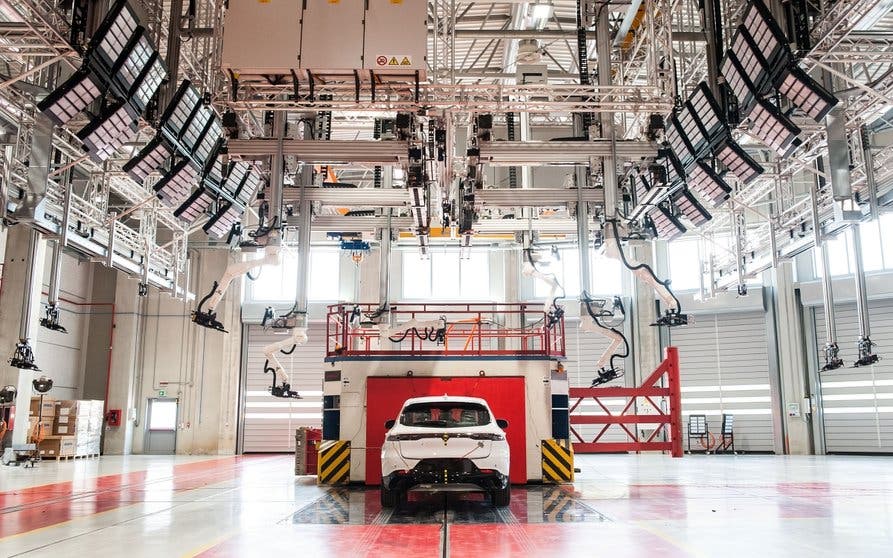  Stellantis invierte 33 millones de euros en maquinaria y circuitos de pruebas para coches eléctricos, híbridos e híbridos enchufables. 