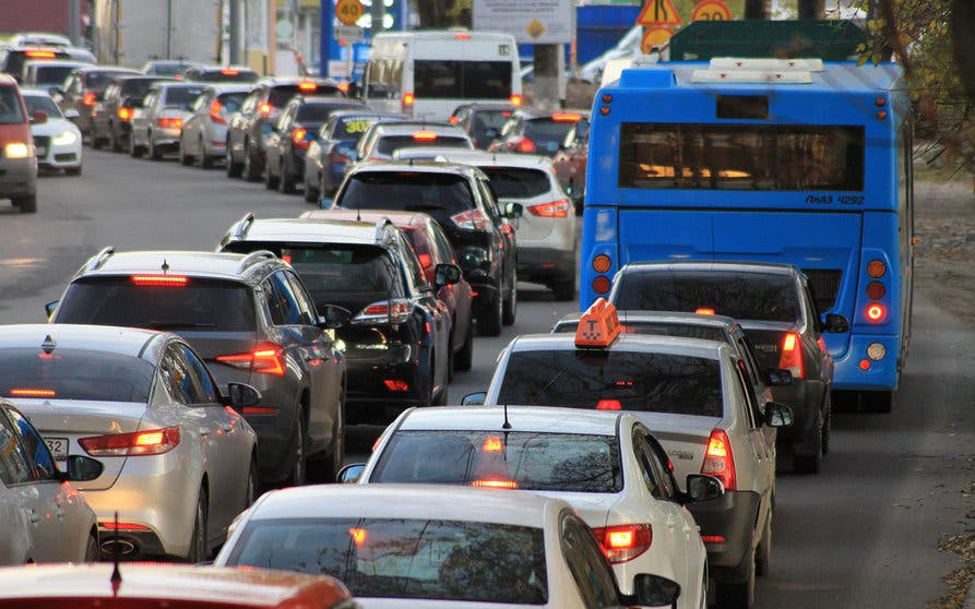  La Unión Europea ratifica la prohibición para coches contaminantes aunque abre la puerta a los combustibles sintéticos 