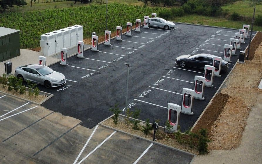  Tesla inaugura un nuevo Supercharger, y con este ya son 800 en Europa. 