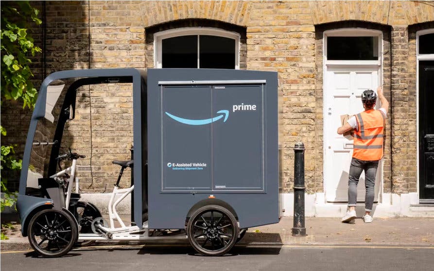  Las bicicletas eléctricas de reparto de Amazon son vehículos de cuatro ruedas parecidas a una furgoneta de reparto de pequeño tamaño dotadas de un sistema eléctrico de apoyo al pedaleo del ciclista. 