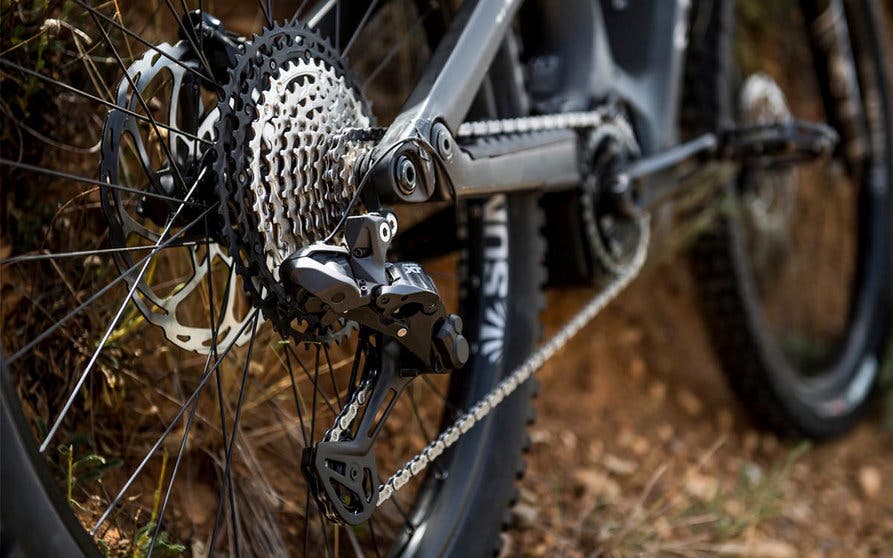  El nuevo cambio electrónico Deore Xt Di2 está disponible en dos variantes, 11 velocidades (LinkGlide) y 12 velocidades (Hyperglide+), e incorpora dos tecnologías revolucionarias: Free Shift, para cambiar sin pedalear y Auto Shift, para realizar los cambios de forma totalmente automática. 