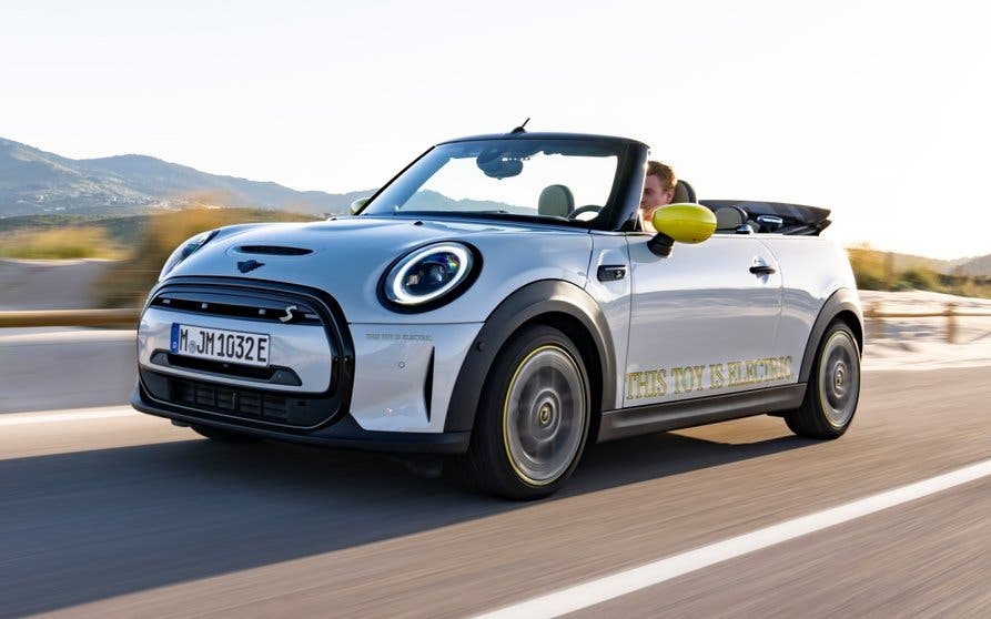  MINI Cooper SE Convertible: un "juguete" eléctrico único en el mundo (literalmente) 