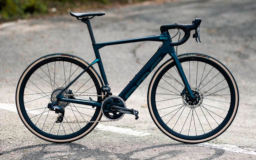  La nueva bicicleta eléctrica de montaña BMC Roadmachine AMP con el motor Mahle X20 pesa menos de 12 kilogramos. 