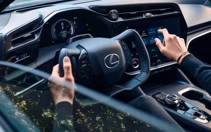  El volante sin aro superior y el sistema de dirección por cable del Lexus RX 450e podrán seleccionarse con algunos de los equipamientos de la gama de este SUV eléctrico. 