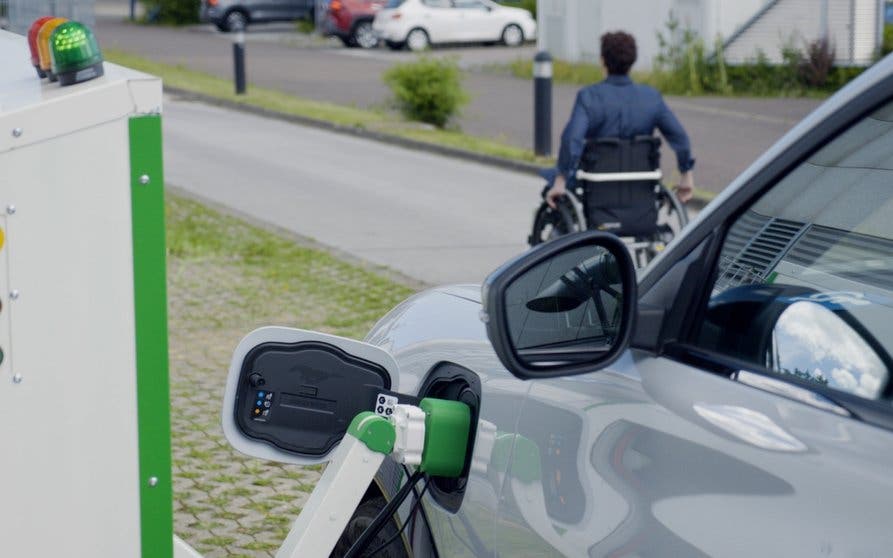  Un robot facilita la carga para coches eléctrico con conductores que sufren alguna discapacidad 