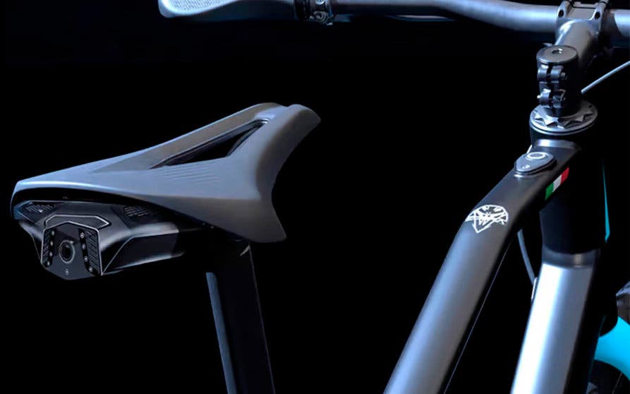  La bicicleta eléctrica Cobra cuenta con el sistema de ayuda Eye, formado por una cámara de visión trasera y un software que avisa de una colisión inminente. 