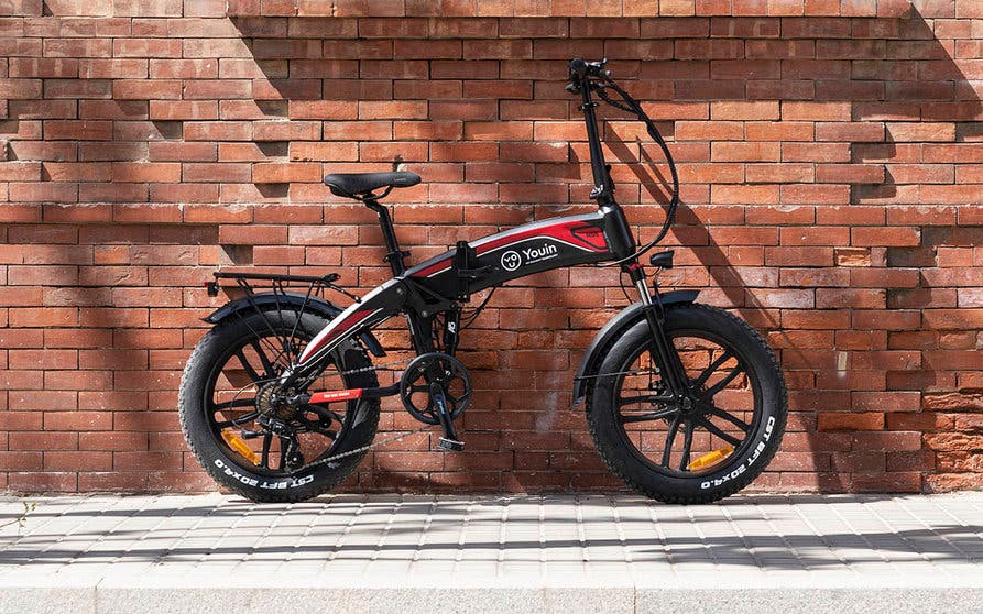  La bicicleta eléctrica plegable You-Ride Dakar se enmarca en las llamadas fat-bikes, pensadas para recorrer cualquier tipo de terreno y ser, sobre todo, muy divertidas y resistentes. 