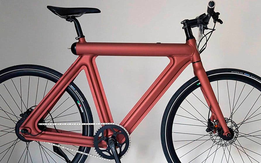  El peso total de la bicicleta eléctrica Leaos Pressed Bike es de 15 kilogramos: para el cuadro de aluminio emplea técnicas de construcción similares a las que se utilizan para fabricar la carrocería de un automóvil, mediante prensado, corte con láser y soldadura por puntos. 