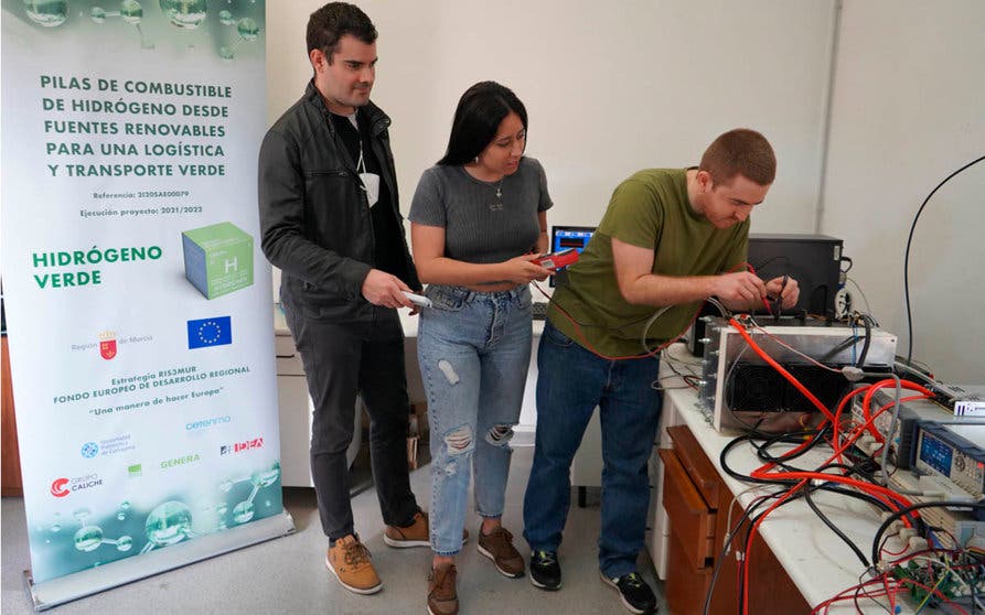  Los investigadores contratados Modesto Aquirre, Paula López y Andrés Jérez junto a la pila desarrollada. Imagen UPCT vía Europa Press. 