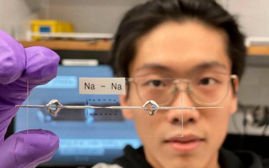  Un equipo de científicos del PNNL ha cambiado la solución líquida y el tipo de sal que fluye a través de las baterías de iones de sodio para crear una nueva receta química para el electrolito que eleva el ciclo de vida y las hace impermeables a los cambios de temperatura. 