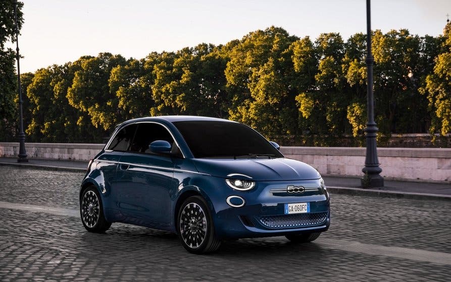  El cabrio está agotado, pero ya puedes reservar el Fiat 500e 'La Prima' Coupé eléctrico 