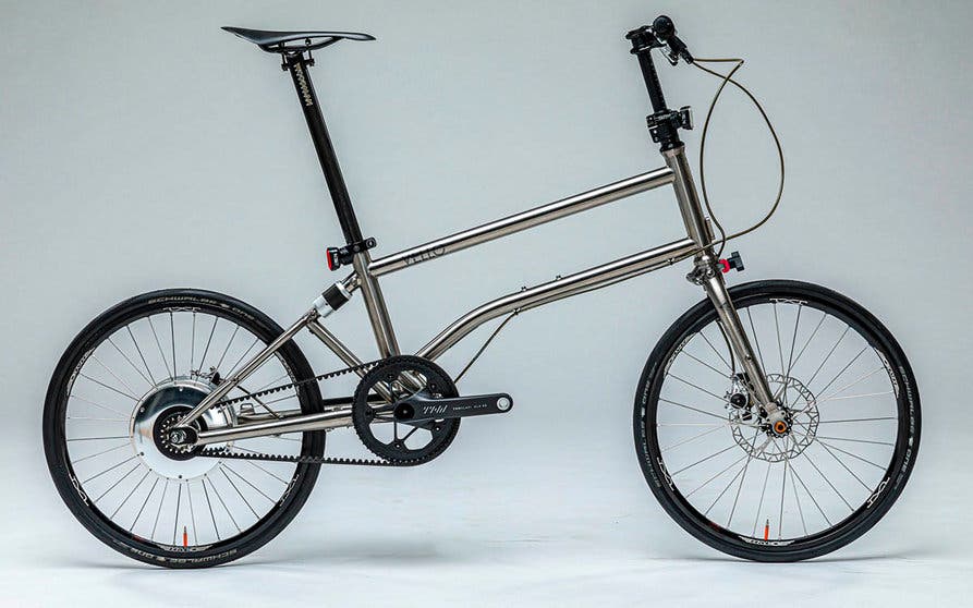 Gracias a un marco de titanio, la bicicleta eléctrica plegable Vello Bike+ Titanium pesa solo 10 kilogramos y presume de ser la bicicleta de ensueño para el transporte urbano de última milla. 