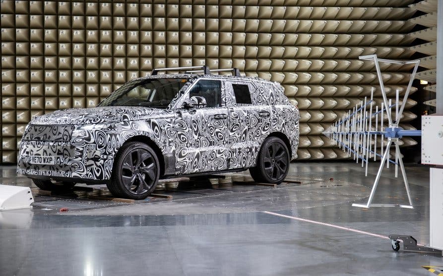  Land Rover estrena un laboratorio para medir la radiación invisible de sus todoterrenos 