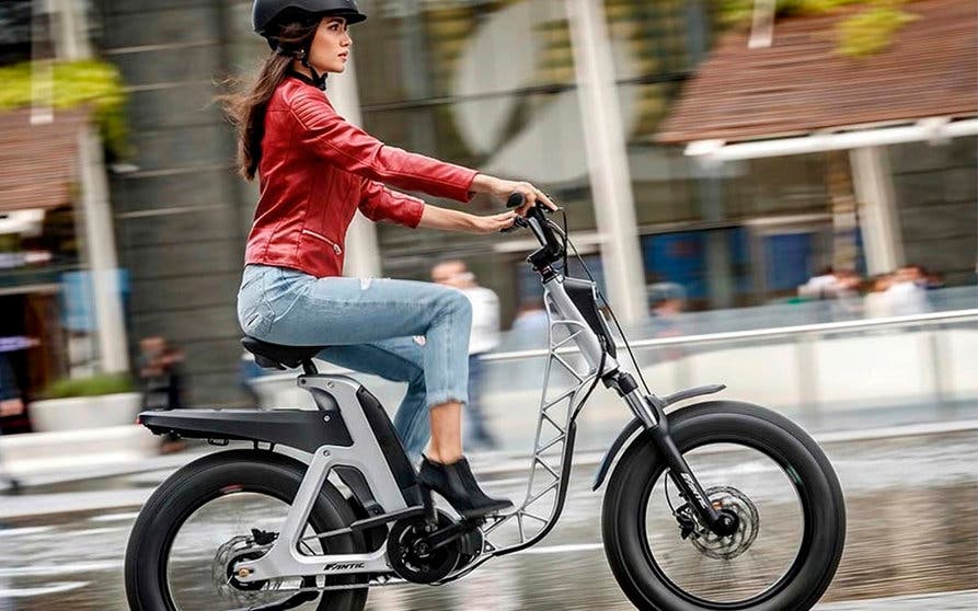  Fantic Issimo 45, un ciclomotor eléctrico calificado como una bicicleta eléctrica Super Pedelec por disponer de motor eléctrico, acelerador y pedales y poder usarse en tres modos: solo con los pedales, solo con el acelerador o combinado ambos. 