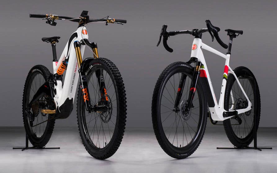  MV Agusta ha imprimido en sus dos nuevas bicicletas eléctricas E-Enduro y E-Gravel el mismo espíritu aventurero de la Cagiva Elefant que compitió en el Dakar, con el mismo logo Lucky Explorer. 