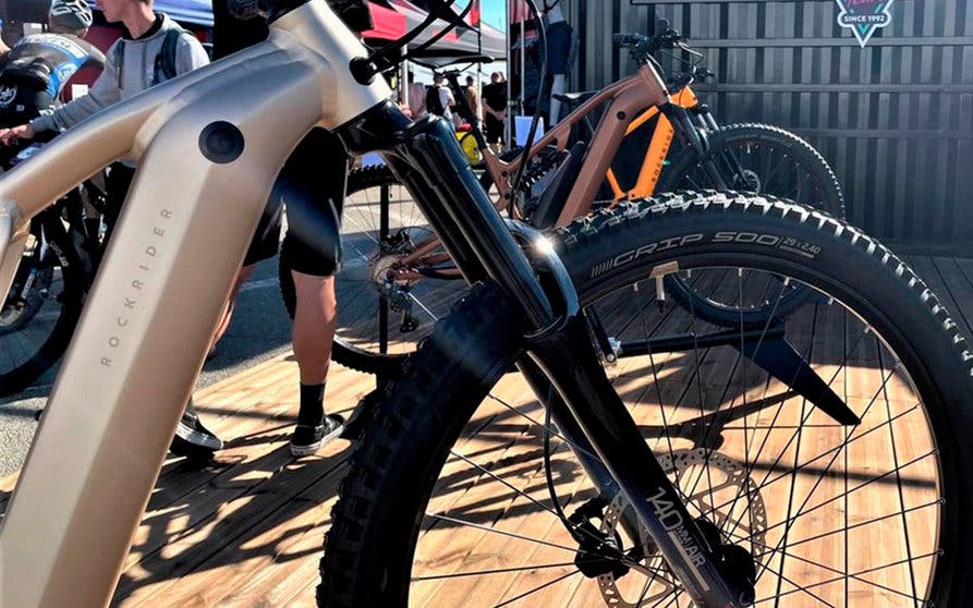 Esta bicicleta eléctrica de montaña de Decathlon rinde 70 Nm de par motor y  está en oferta