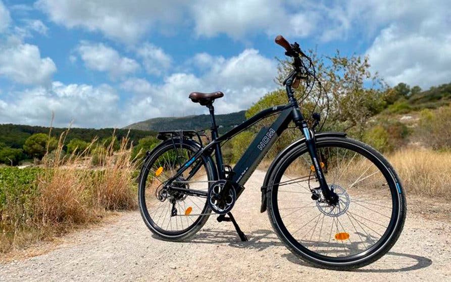 Esta bicicleta eléctrica versátil, para la ciudad y el trekking, está ahora  rebajada en
