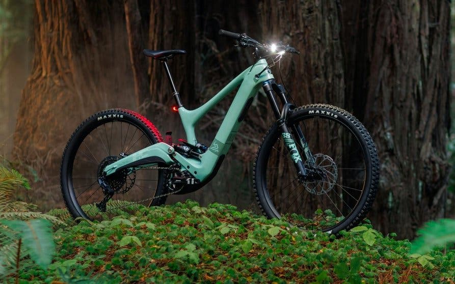 Así es la primera bicicleta eléctrica Ibis: una e-mtb de limpio diseño y FOX