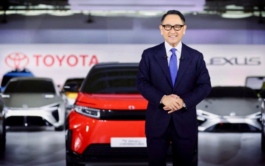  El CEO de Toyota mantiene su estrategia a pesar de recibir duras críticas por ello 