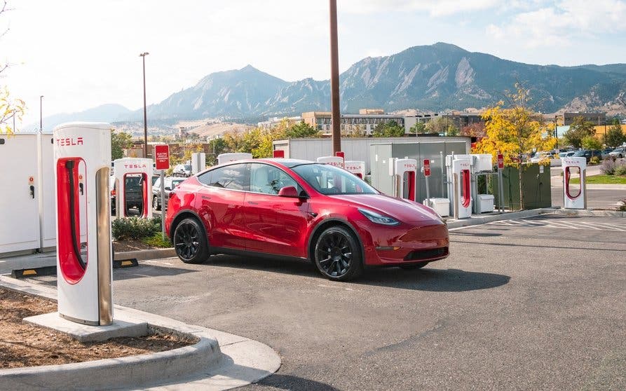  Tesla Model Y recargando en un Supercargador 