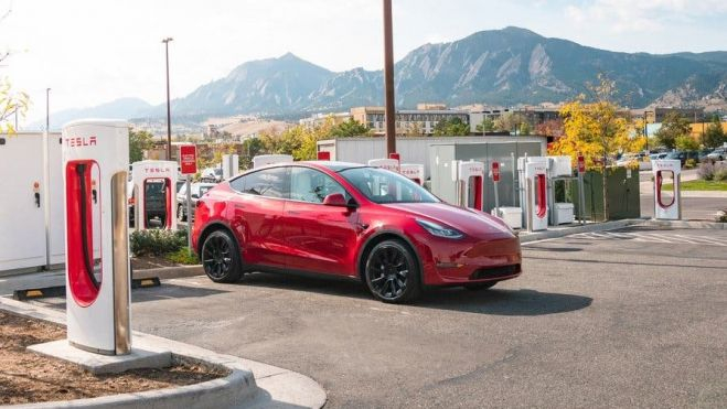 Tesla Model Y recargando en un Supercargador Tesla Model Y recargando en un Supercargador