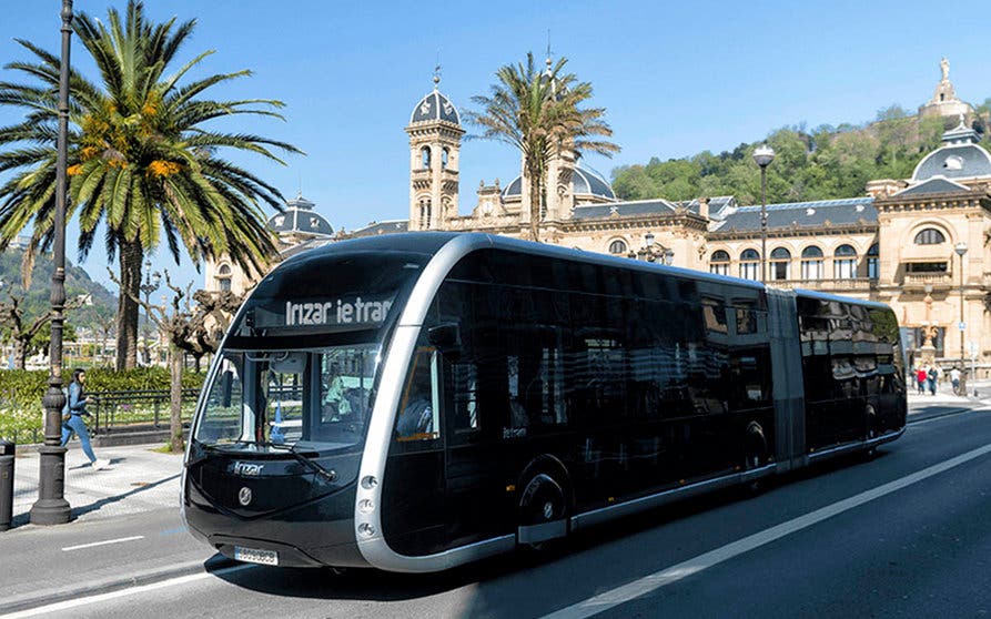  El diseño del Irizar ie tram combina la flexibilidad de un autobús 100% eléctrico con la capacidad, la facilidad de acceso y la configuración interna de un tranvía. 