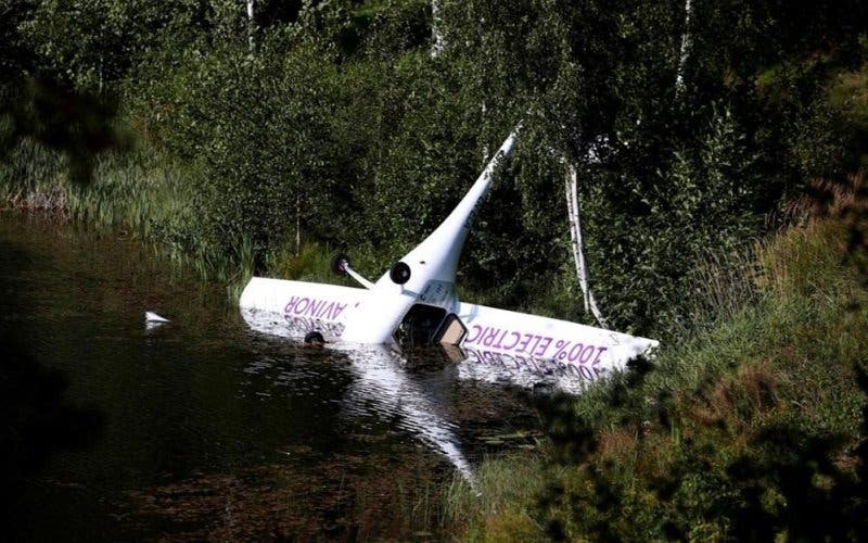  Un avión eléctrico aterriza de emergencia y se acaba estrellando en un lago 