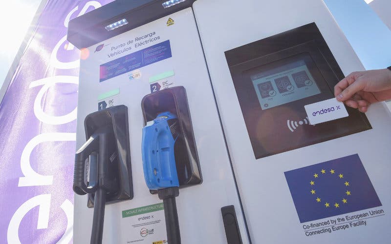  Las gasolineras Petromiralles dispondrá de cargadores rápidos para coches eléctricos. 