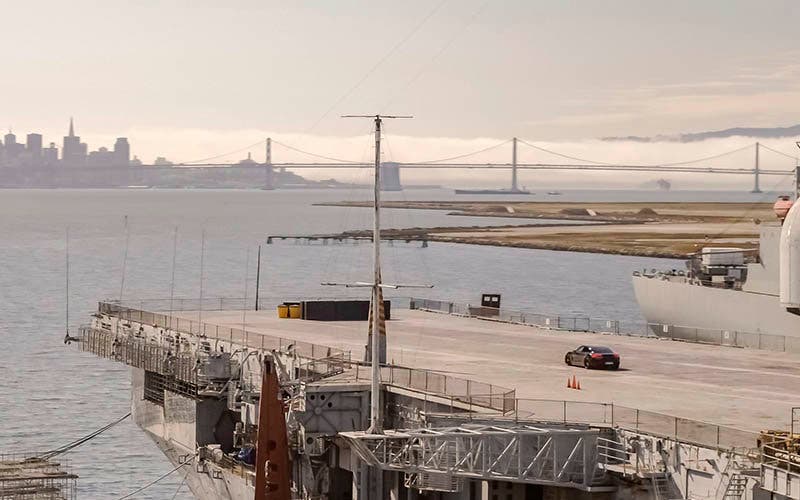  El Porsche taycan despega y aterriza de la cubierta del portaaviones USS Hornet. 