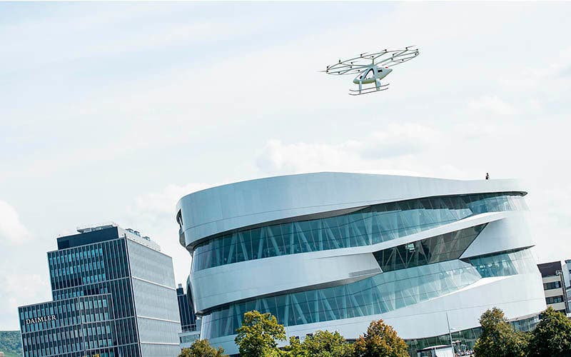  El Volocopter sobre la sede de Daimler en Stuttgart. 