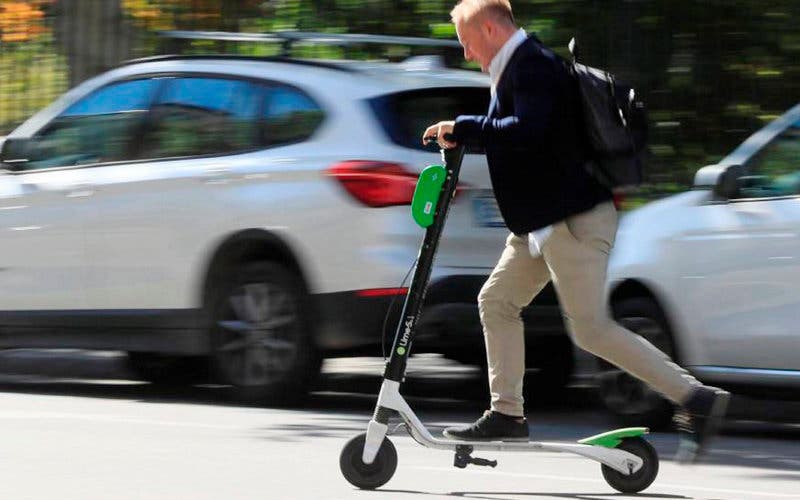  Usuarios de patinetes eléctricos se manifestarán contra las regulaciones de la DGT. 