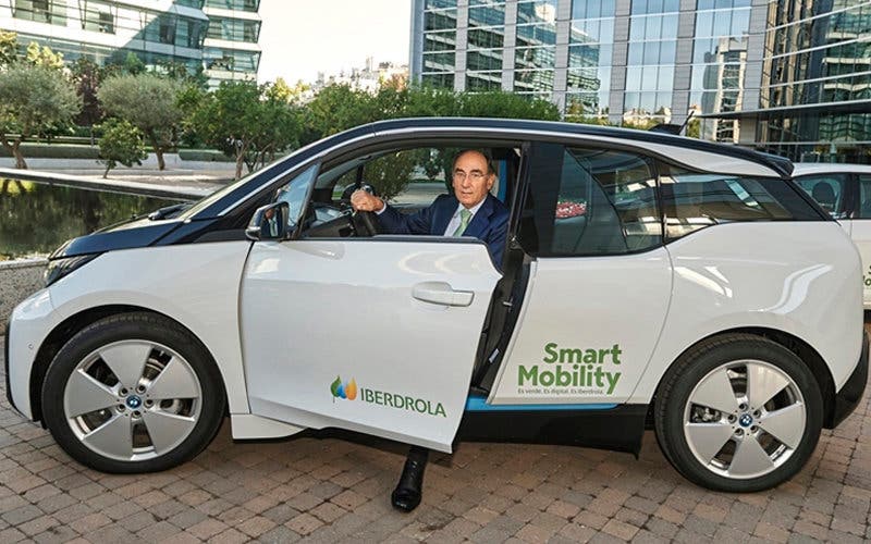  El presidente de Iberdrola, Ignacio Sánchez Galán, en un vehículo eléctrico. 