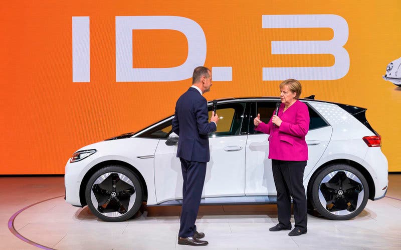  El consejero delegado del grupo Volkswagen, Herbert Diess, y la canciller alemana, Angela Merkel, en el Salón Internacional del Automóvil Frankfurt. 
