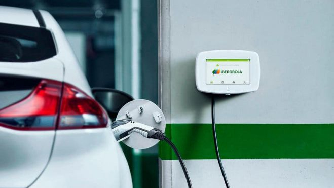Mercedes-Benz e Iberdrola alcanzan un acuerdo estratégico para impulsar el coche eléctrico. Mercedes-Benz e Iberdrola alcanzan un acuerdo estratégico para impulsar el coche eléctrico.