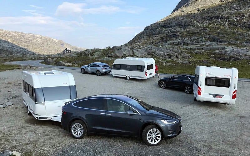 Tesla Model X vs Mercedes EQC vs Audi e-tron: ¿cuál consume menos remolcando una caravana? 