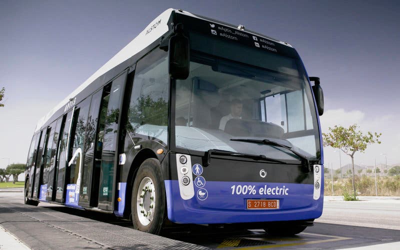  Alstom prueba un sistema de carga rápida por contacto en suelo para autobuses eléctricos. 
