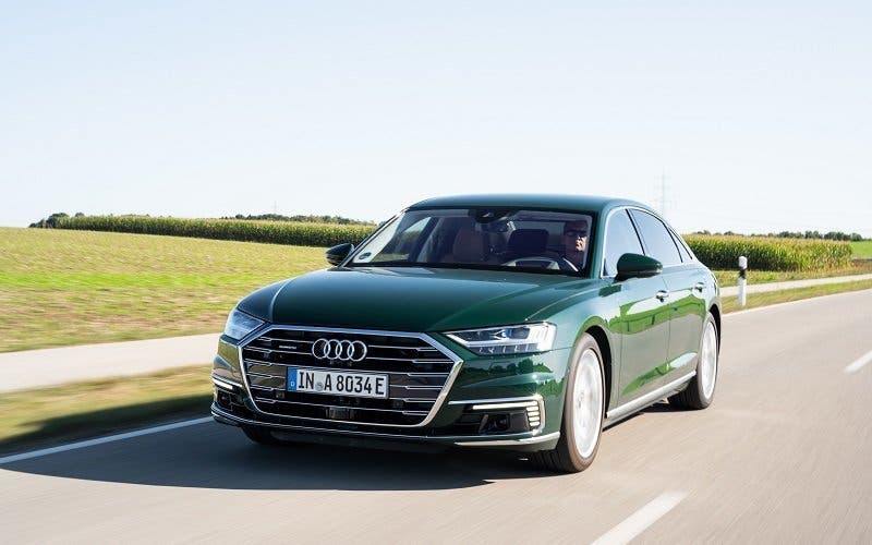  El Audi A8 se electrifica para convertirse en el híbrido enchufable más lujoso del mundo 