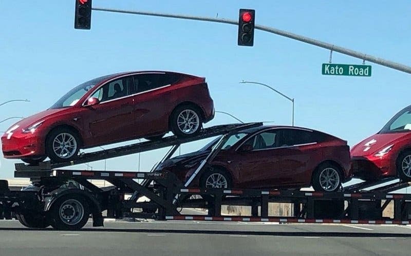  El Tesla Model Y ya está a punto: cazan varias unidades saliendo de la fábrica 
